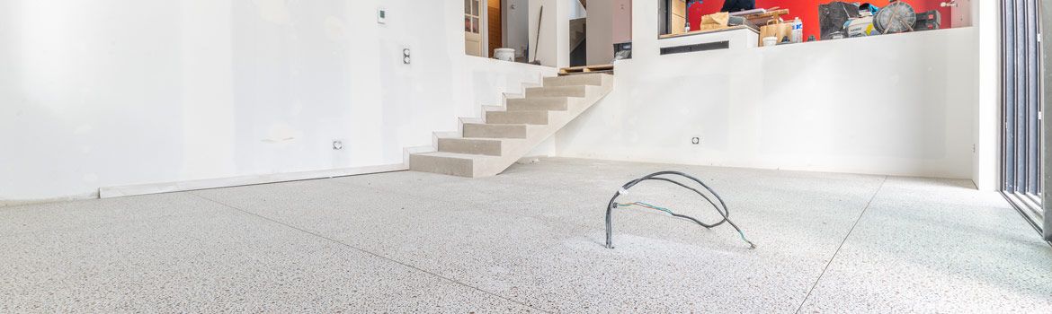 Salon avec un carrelage posé avec la colle à carrelage Cégécol, compatible avec les chapes liquides autonivelantes Sika